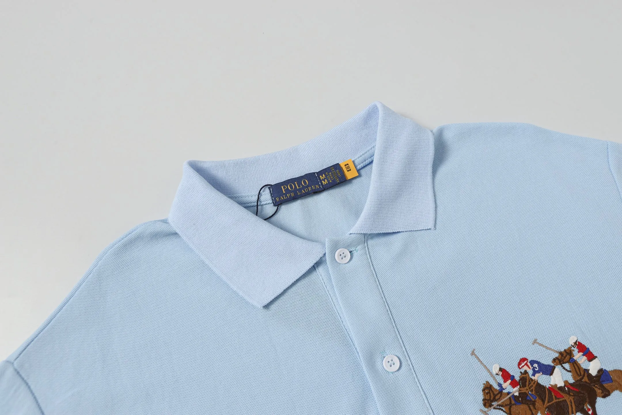 P160 Style No.: A011 [Ralph Lauren classic Three Ponies digital embroidered Polo shirt ✅250 grams of fine cotton pique fabric, custom-woven and dyed threads ✅Original stickers Scan the QR code to enter the official website ✅Large version, loose and stylish, can wear up to 210 pounds Color: black, white, navy, blue, sky blue, dark gray, floral gray Size: S-XL
